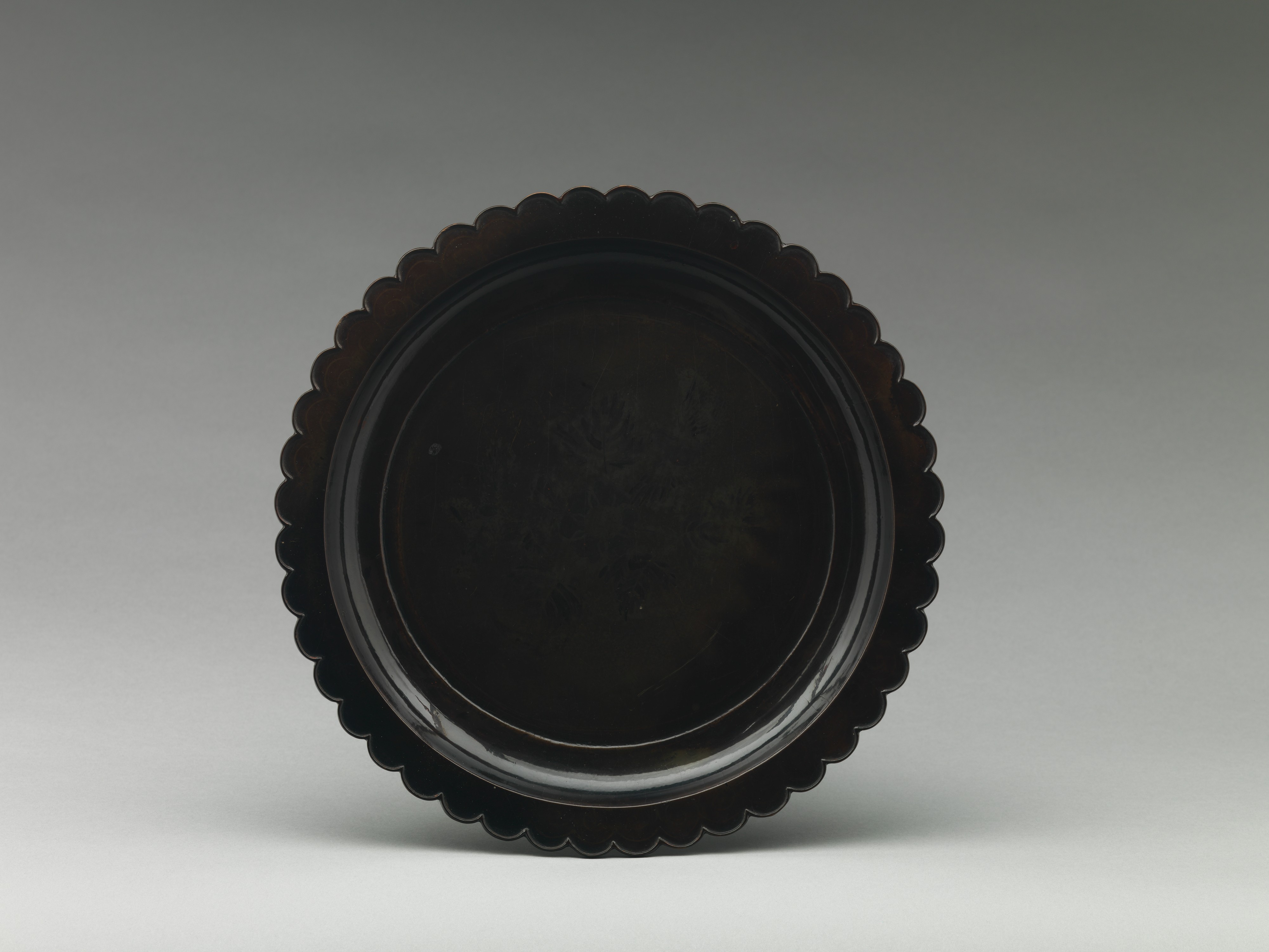Black Scalloped Rim Lacquer Plate