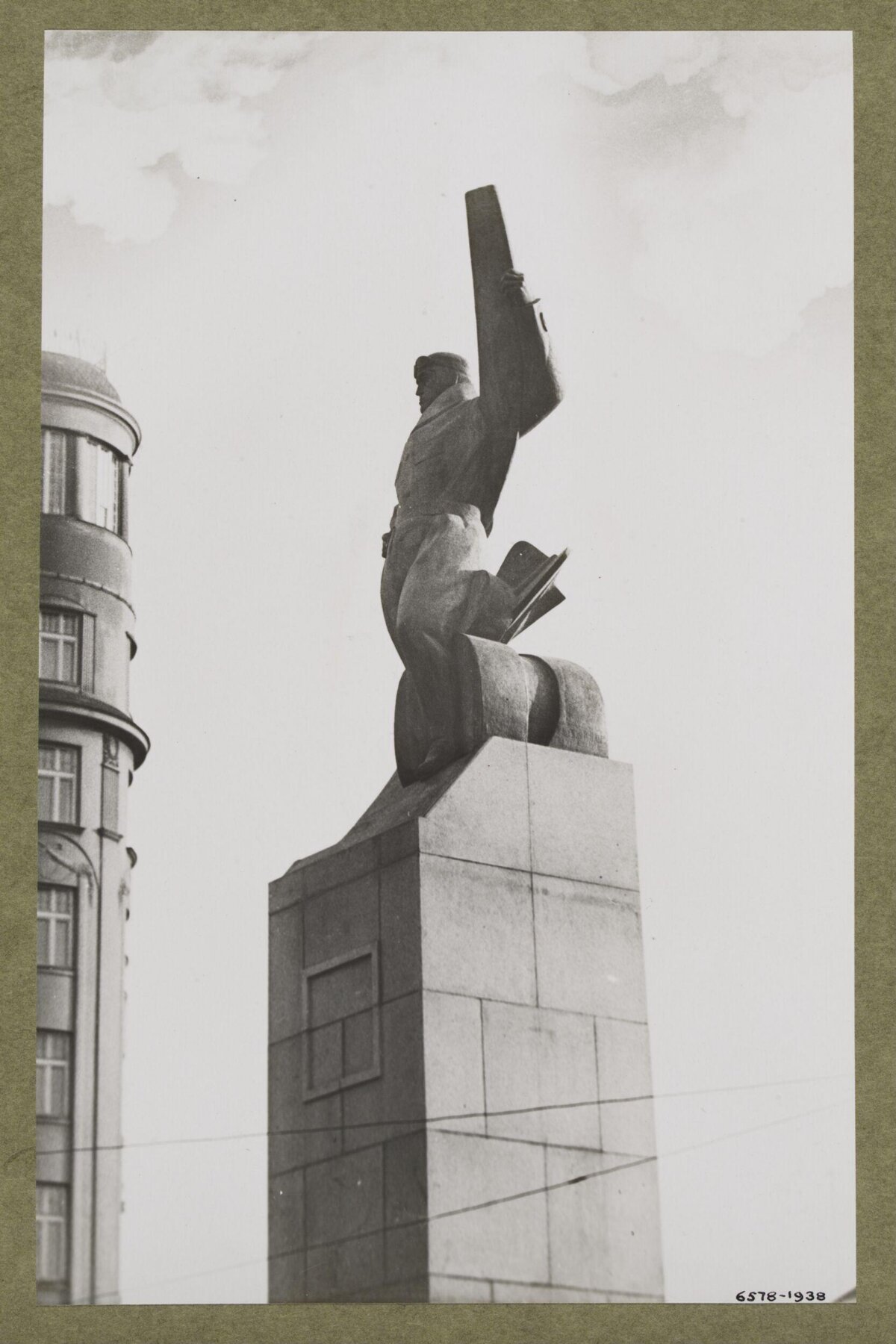 1938 Street Monument Statue