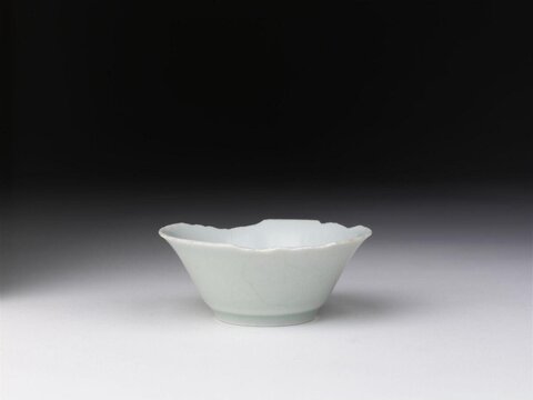 White Porcelain Flower-rim Bowl