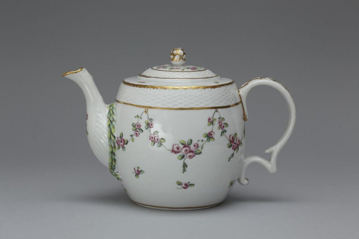 Rose-patterned Porcelain Teapot