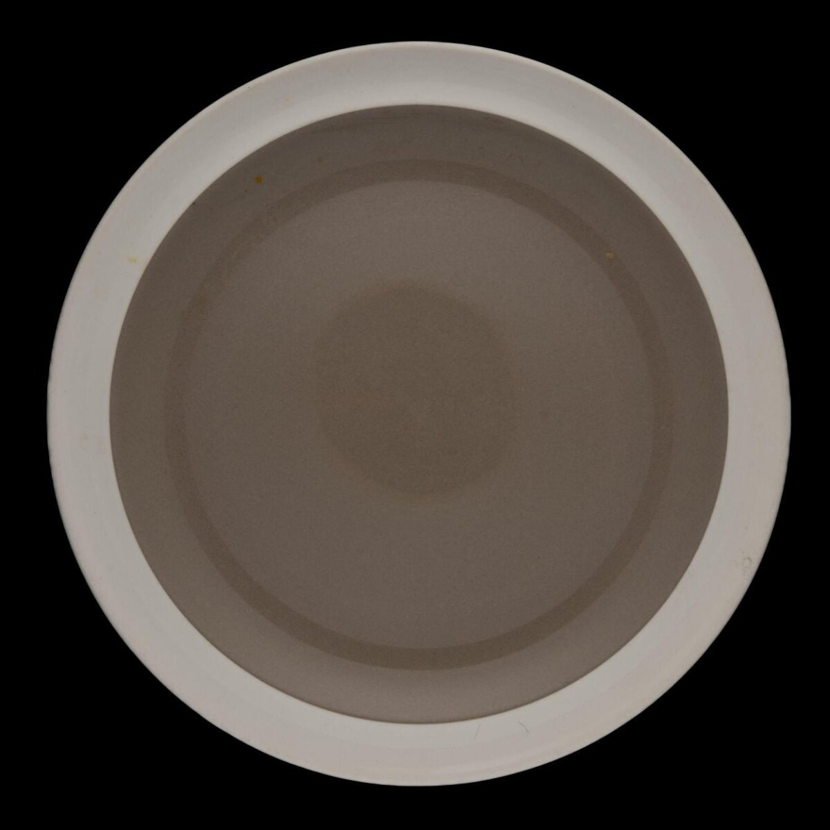 Plain Empty Round Ceramic Plate — Minimal Wallpapers