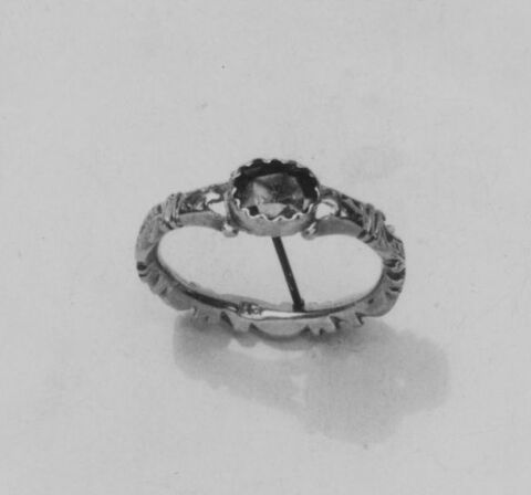 Engraved Solitaire Gem Ring