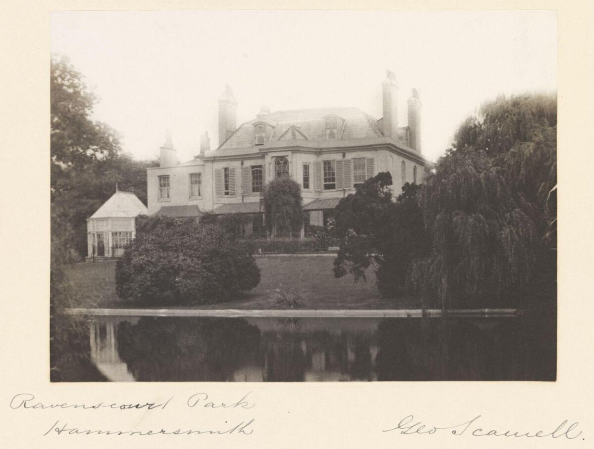 Ravenscourt Park House by Water