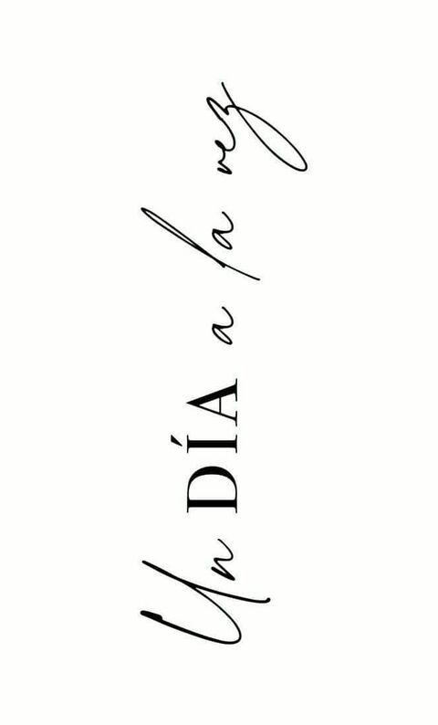 Un Día a la vez Vertical Text Art