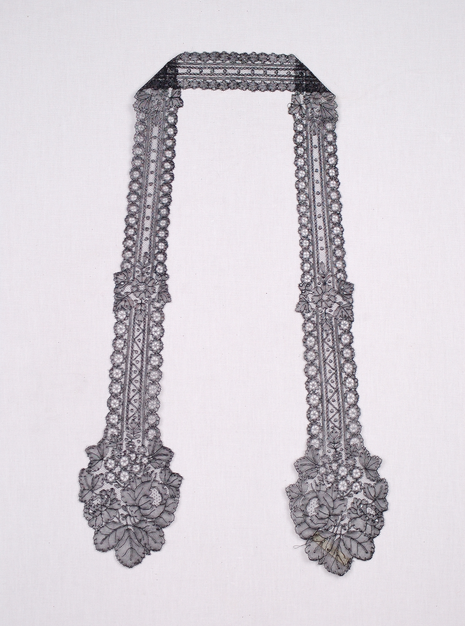 Antique Black Lace Neck Trim