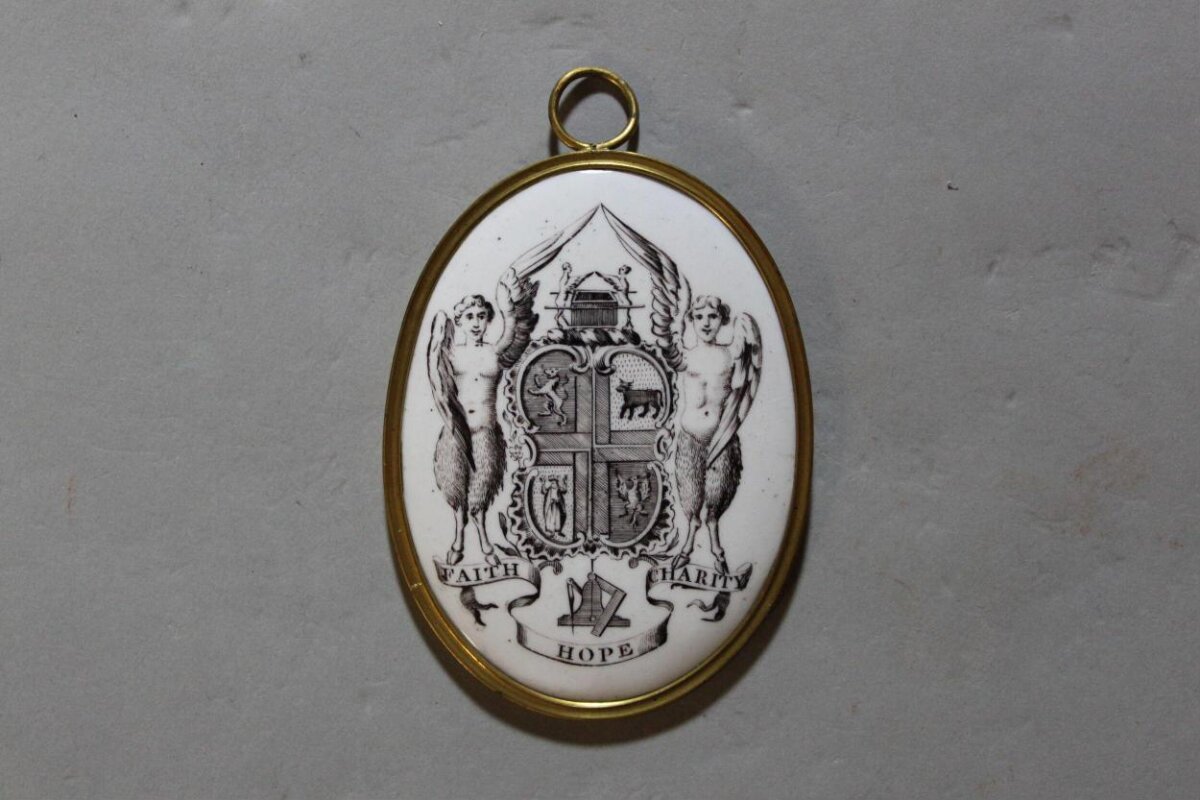 Engraved Oval Heraldic Pendant — Logos