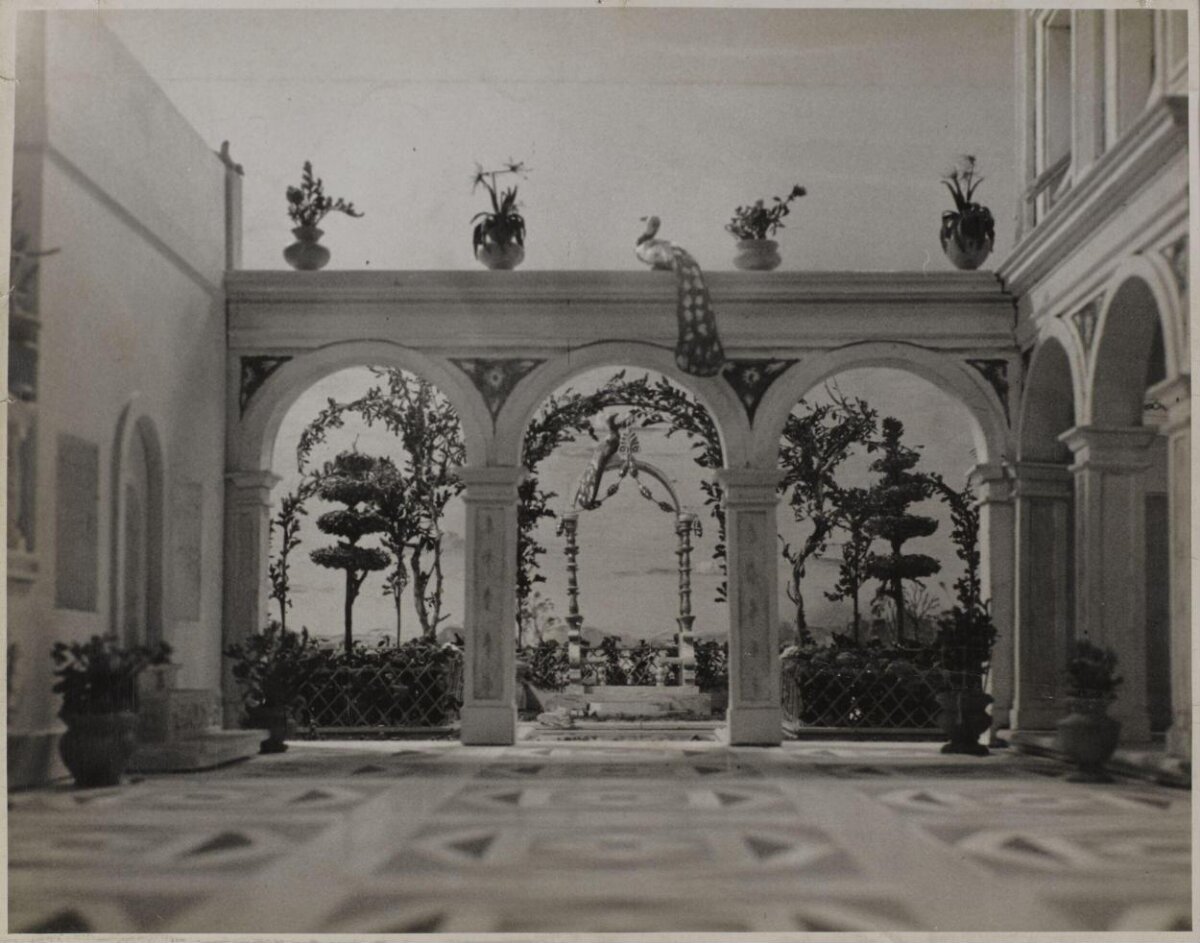 Vintage Arched Courtyard Garden