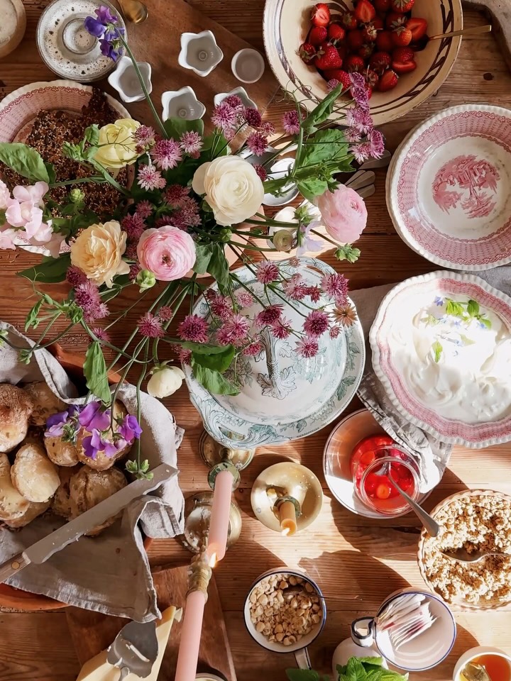 Rustic Brunch Table With Flowers