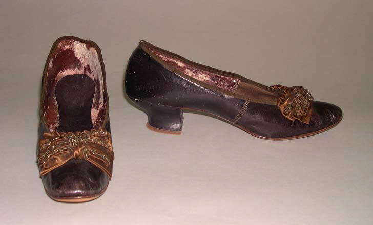 Vintage Brown Decorated Leather Pumps