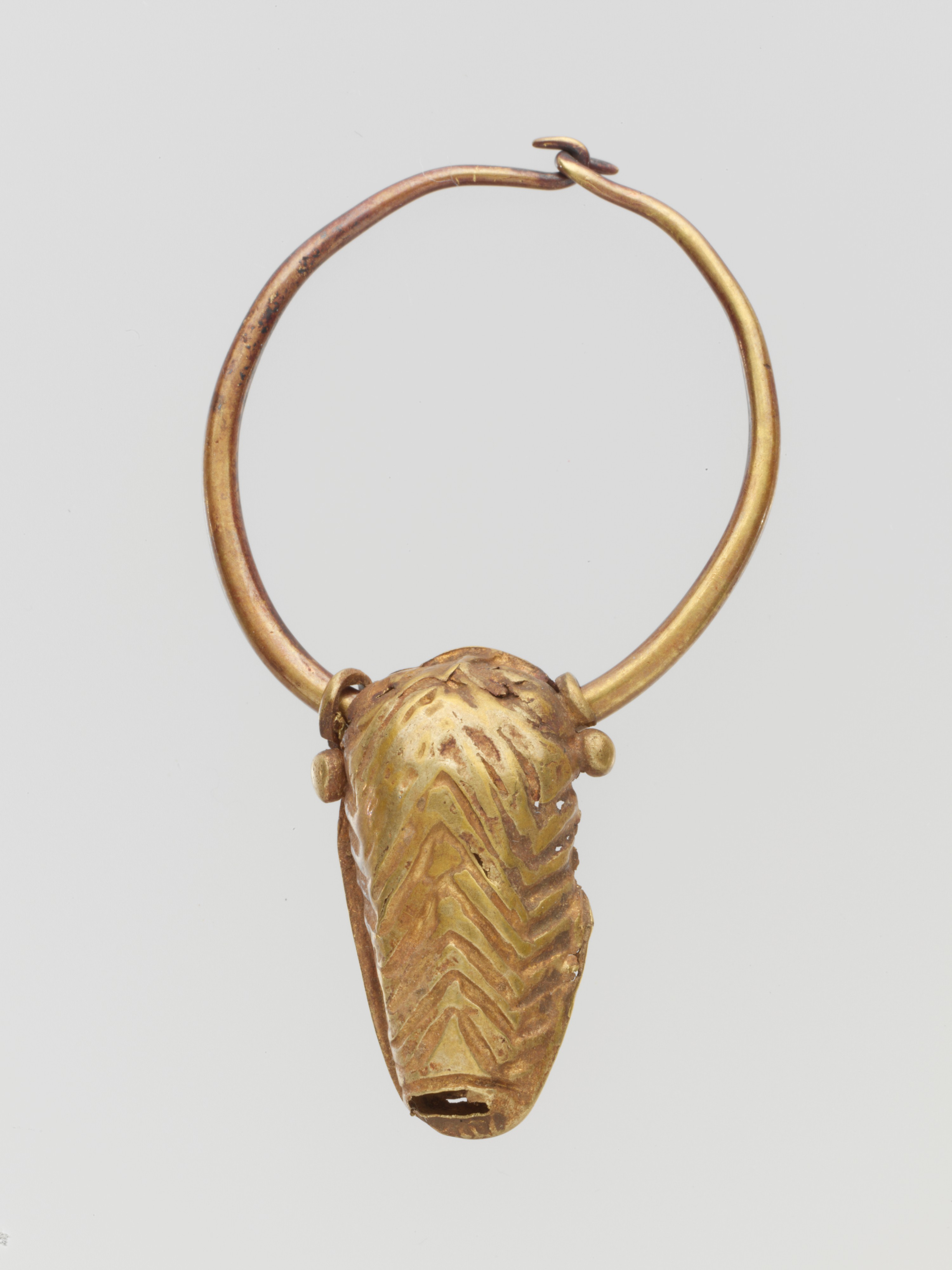 Ancient Gold Cicada-shaped Earring