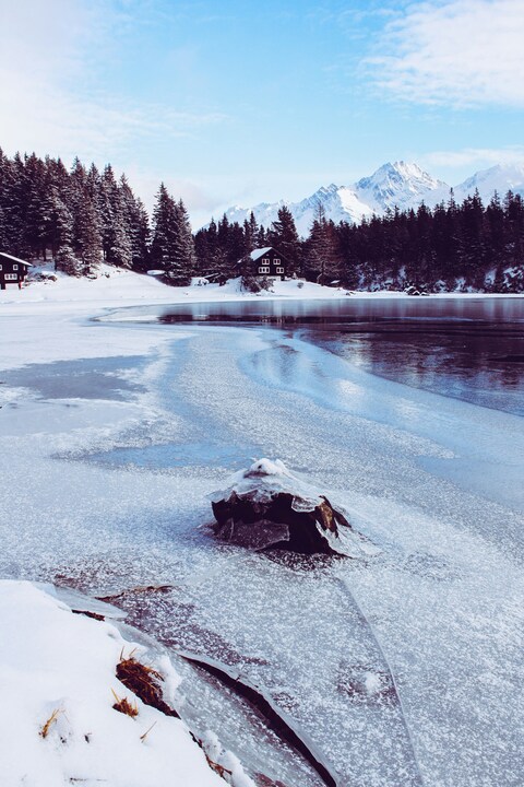 Frozen Lake Winter Mountain Landscape