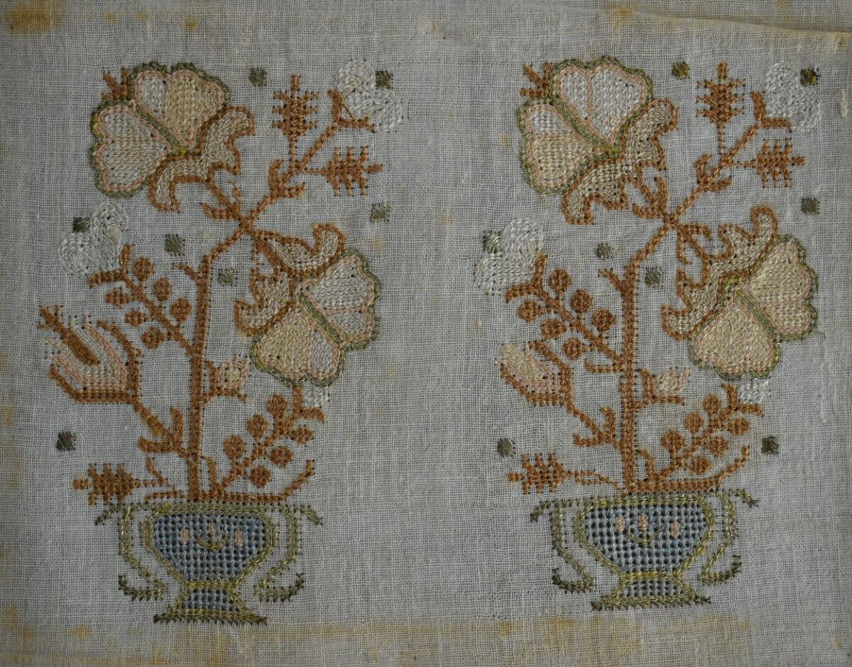 Embroidered Flower Vase Pair on Linen