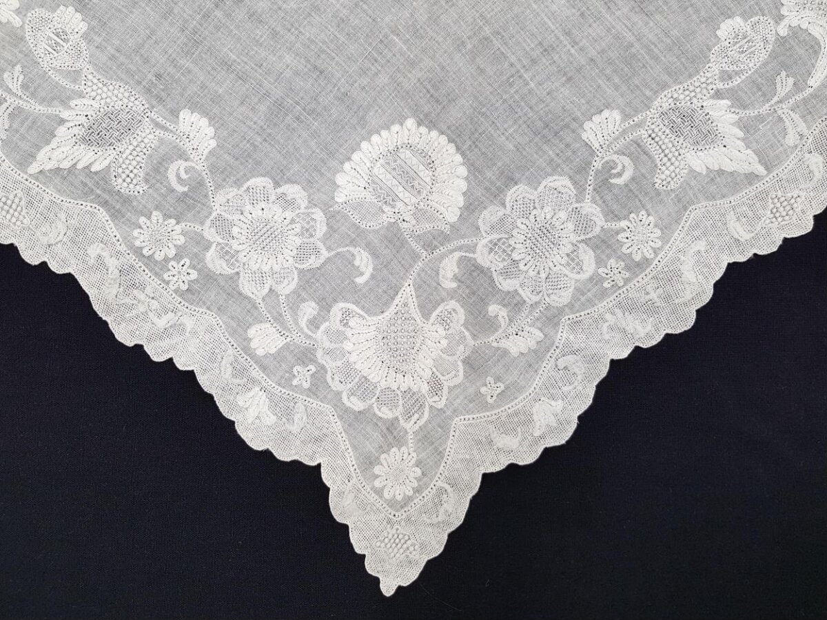 Vintage Floral Embroidered Lace Corner