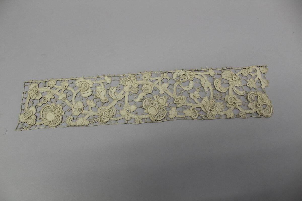 Vintage Cream Floral Lace Strip