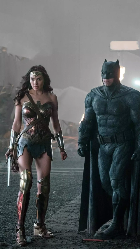Wonder Woman and Batman on Battlefield