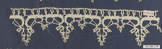 Antique Scalloped Lace Edging