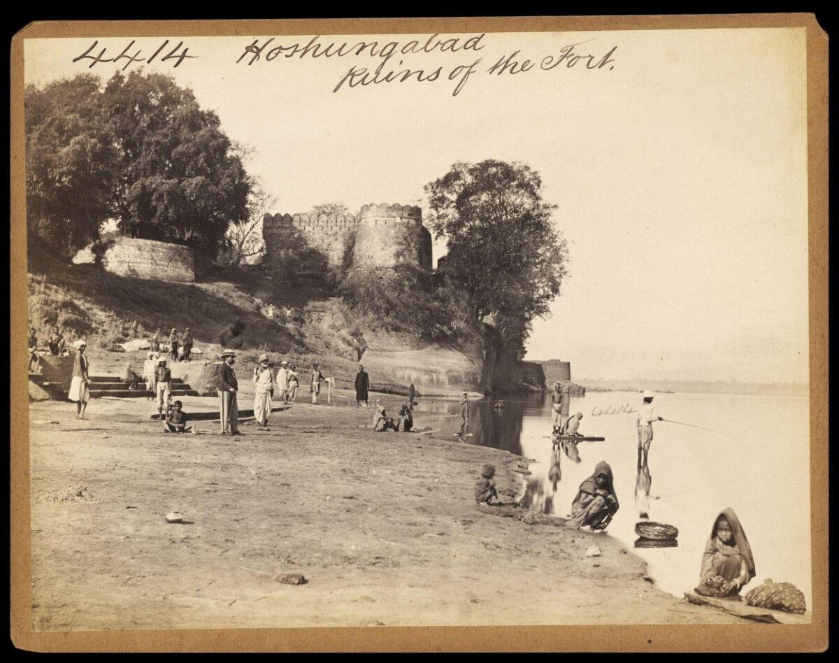 Hoshungabad Fort Ruins at Riverbank