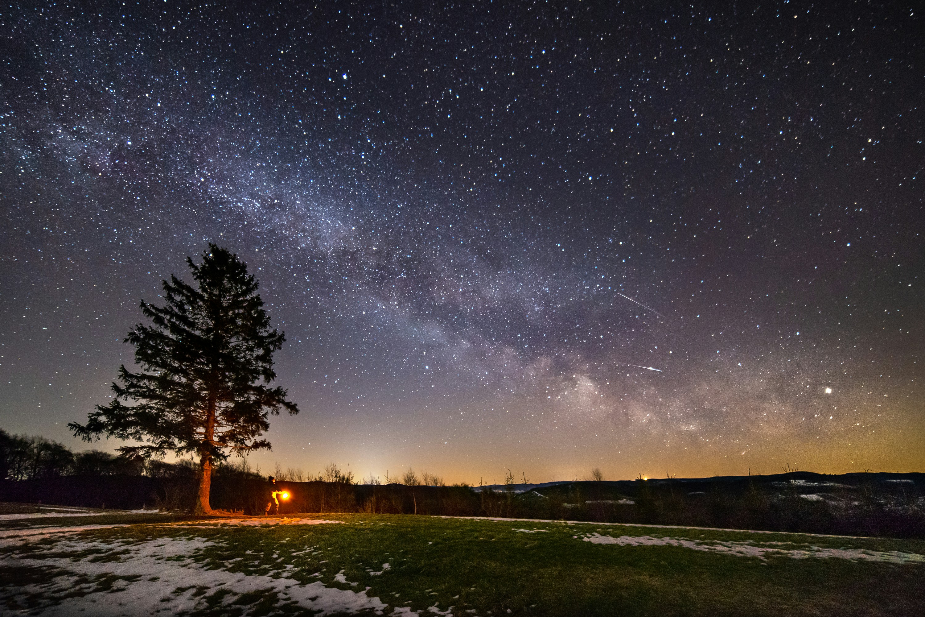 Starry Night Over Grassy Snowfield — Scenery Wallpapers
