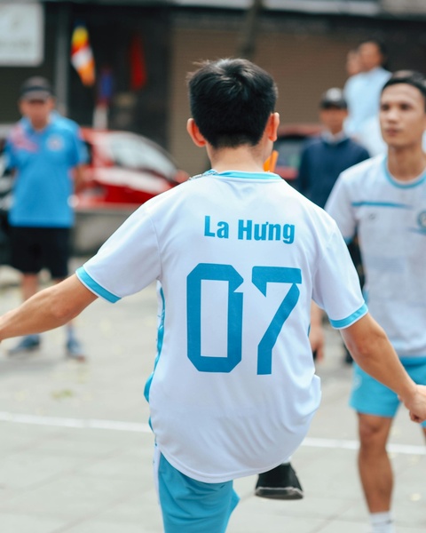 Back View of Soccer Player La Hưng 07
