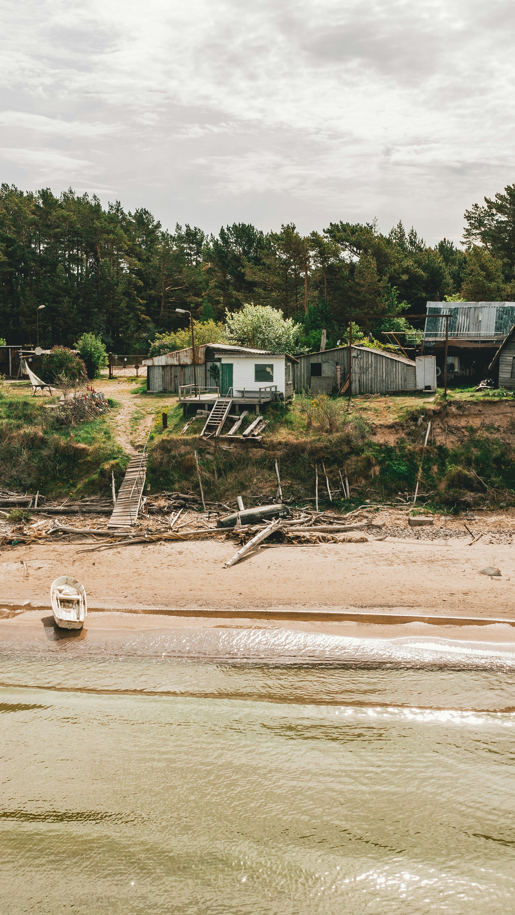 Riverside Fishing Cabins on Sandy Shore