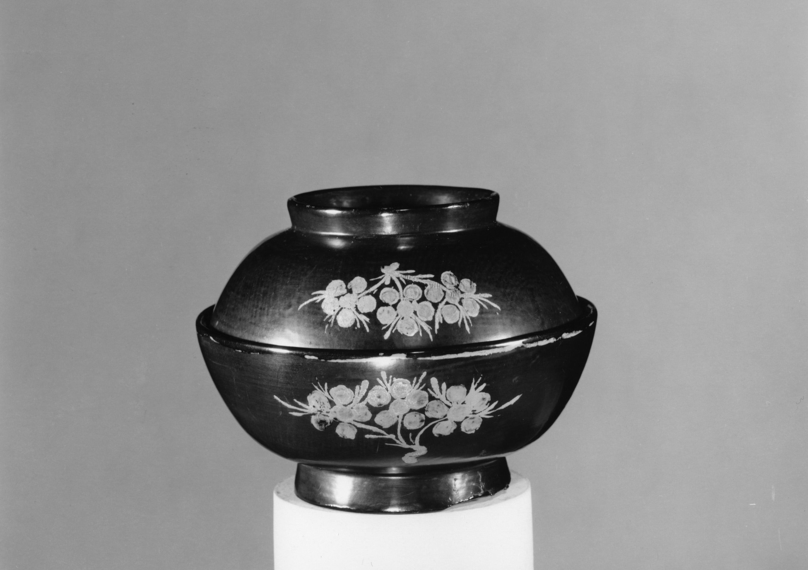 Black Lacquer Flower Pattern Covered Bowl
