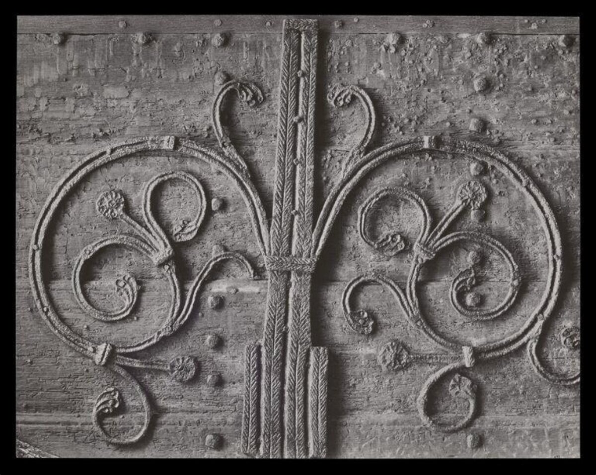 Vintage Iron Scrollwork on Wooden Door — Texture Backgrounds