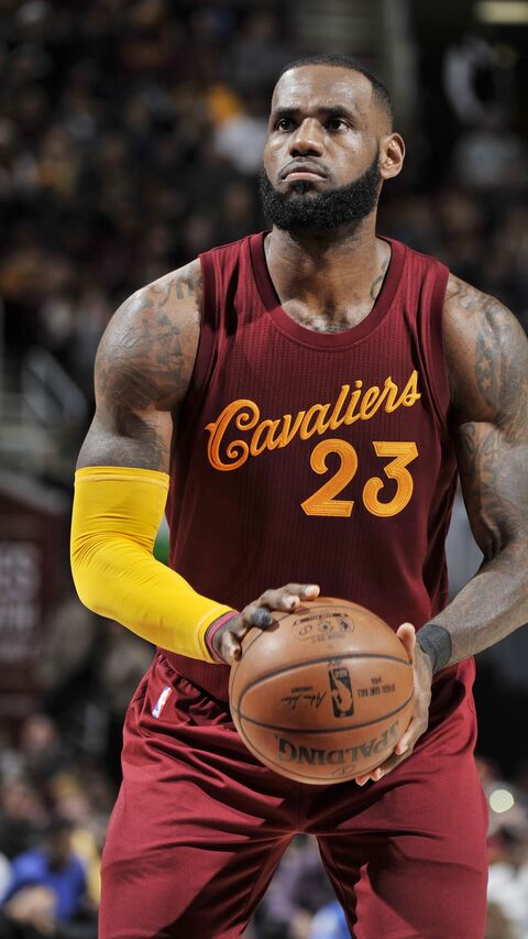 LeBron James Prepares Free Throw