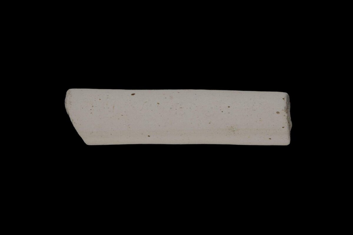 Single White Chalk on Black Background — Black Backgrounds