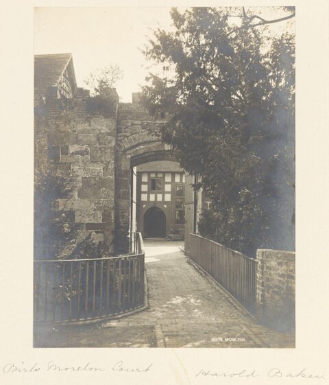 Birts Moreton Court Gateway