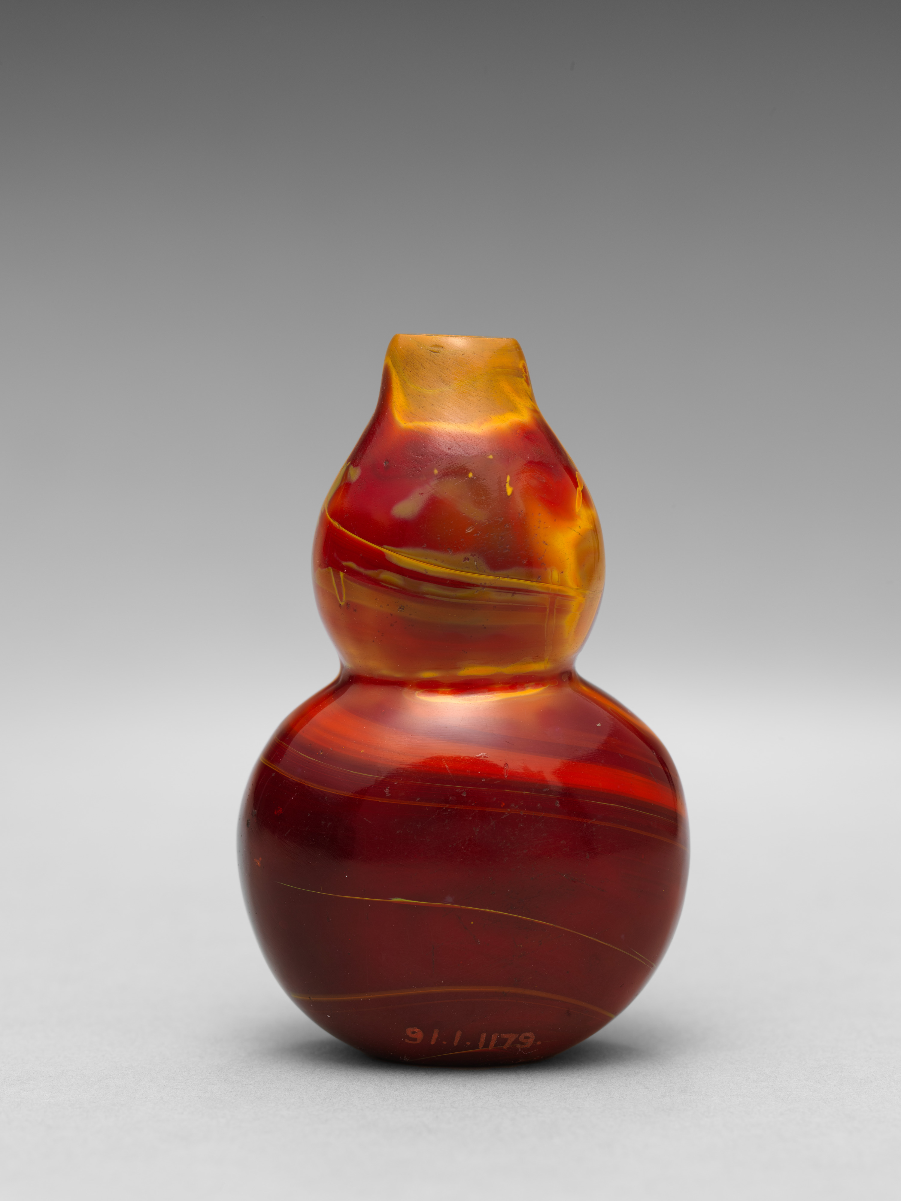 Gourd-shaped Red Swirl Snuff Bottle