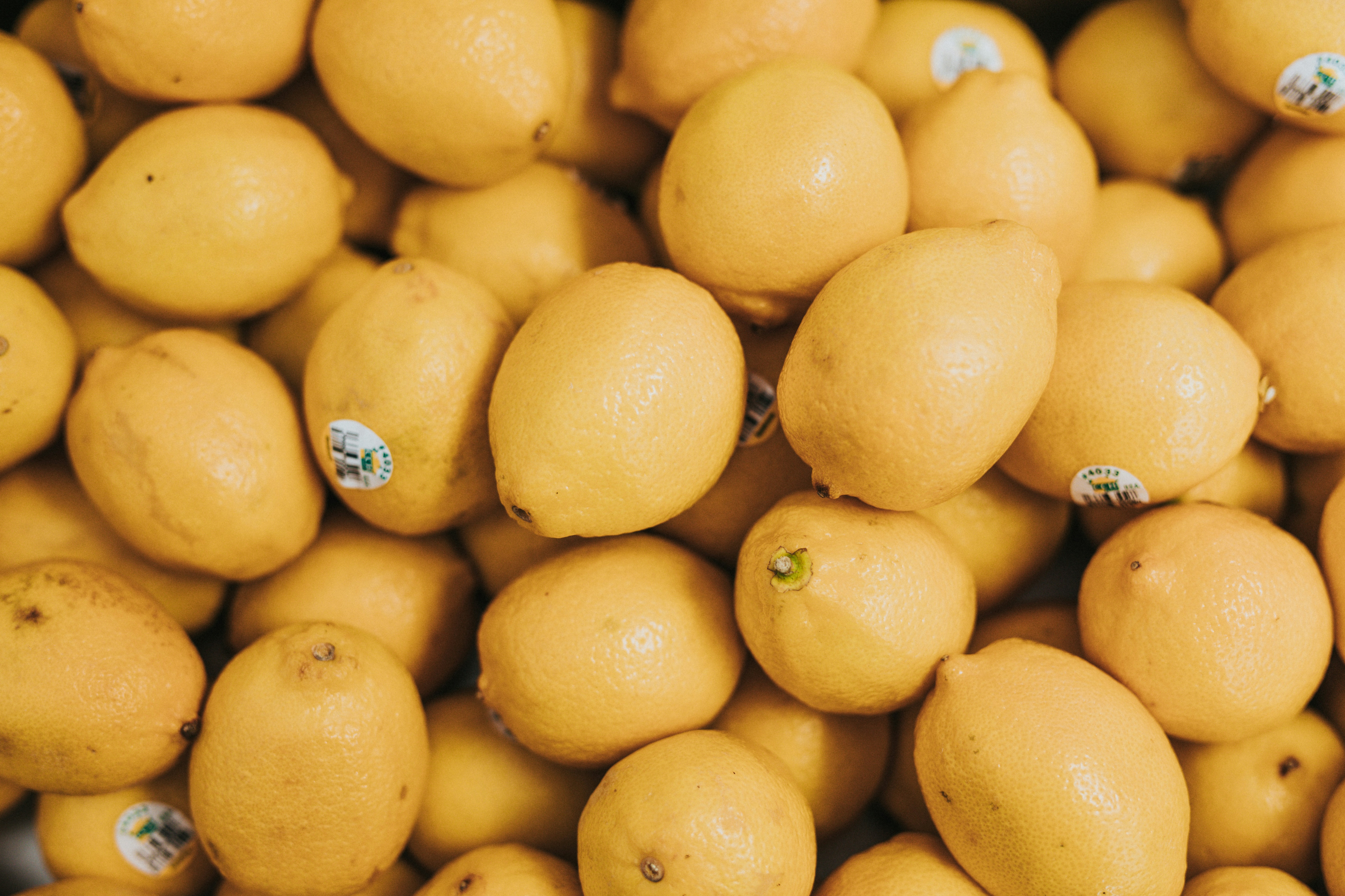Pile of Fresh Yellow Lemons — Fruit Encyclopedia