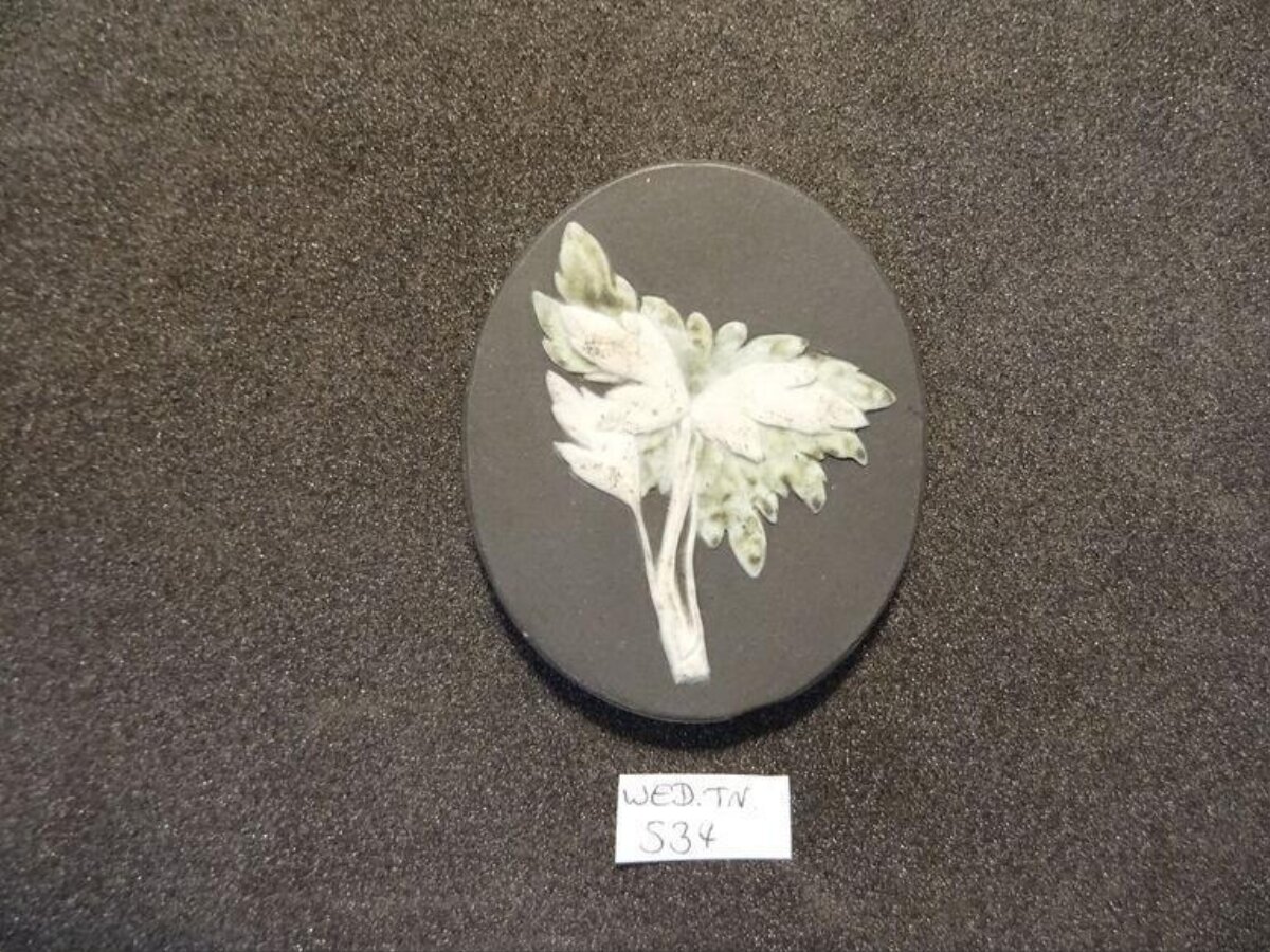 Leaf Pattern Oval Cameo Plaque