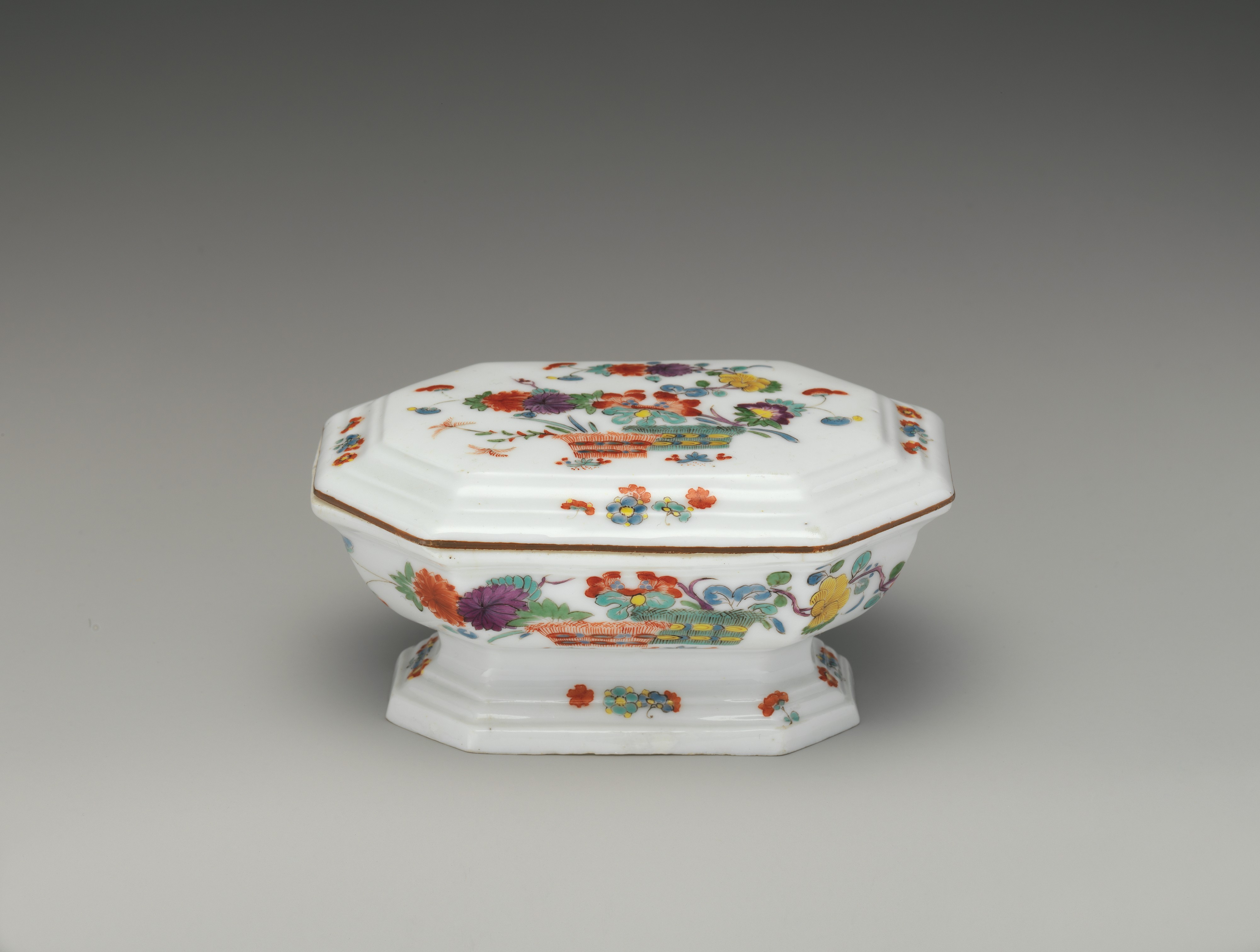 Famille Rose Octagonal Covered Box