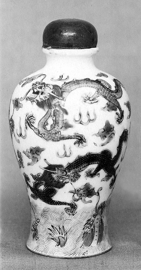 Dragon Pattern Porcelain Covered Vase