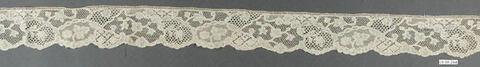 Creamy Scalloped Lace Trim