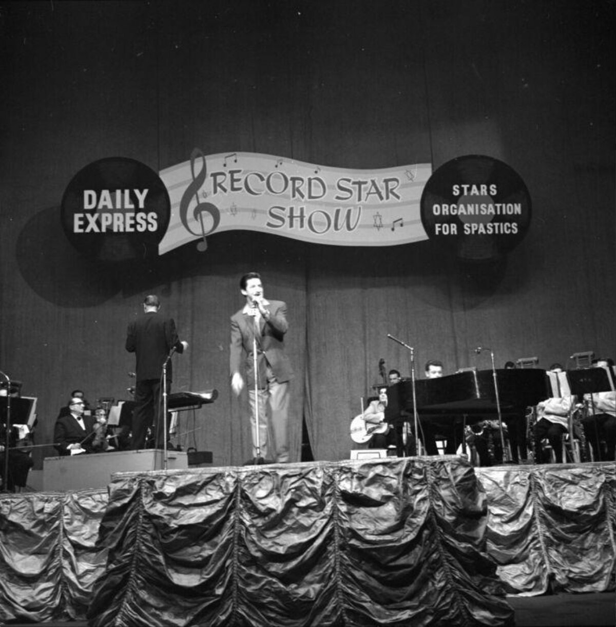 Record Star Show Stage Performance