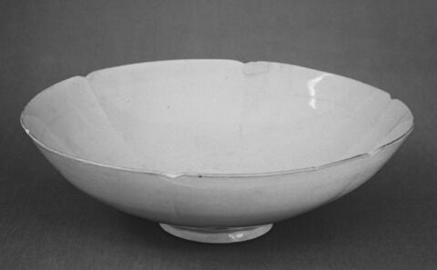 Ancient Flower-mouthed Porcelain Bowl