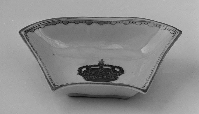 Fan-shaped Porcelain Dish with Crown