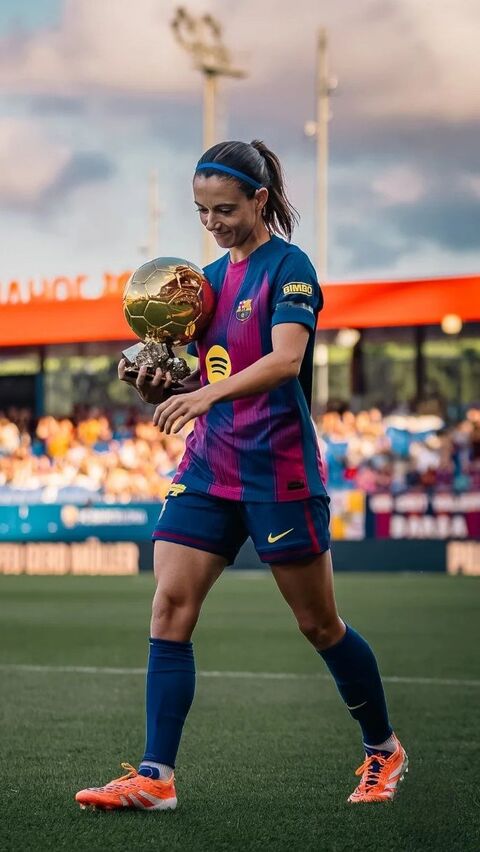 Aitana Bonmatí holds Ballon d'Or Trophy