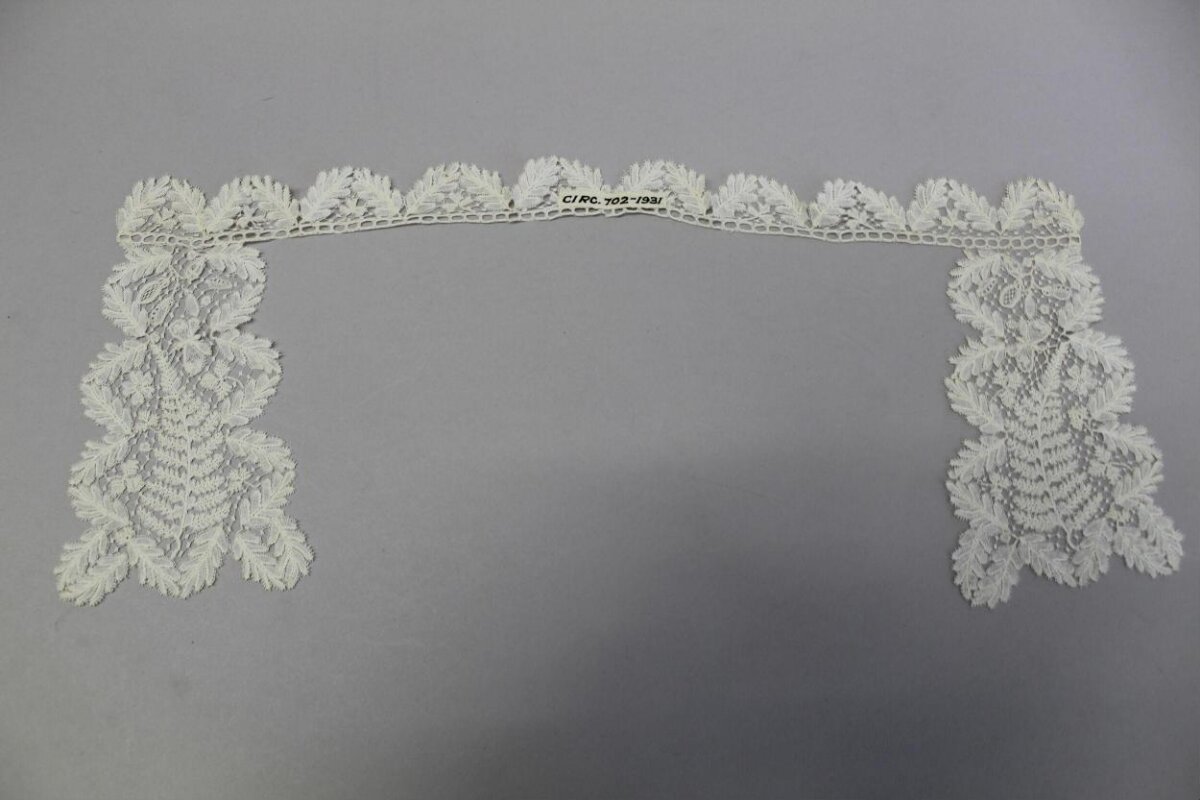 White Leaf Pattern Lace Collar