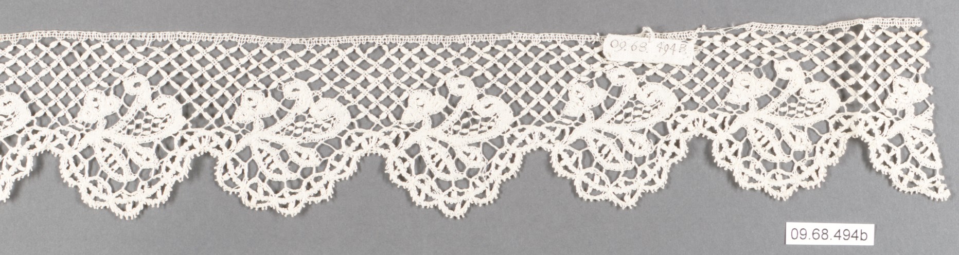 Vintage White Scalloped Lace Edging