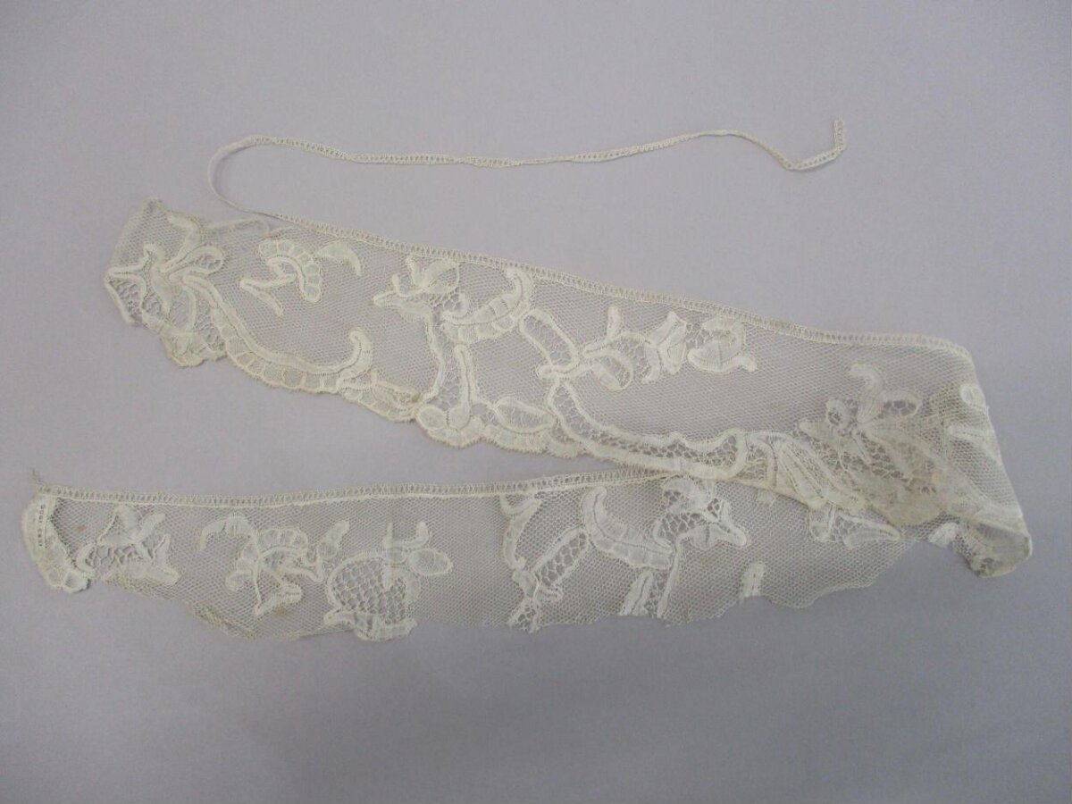 Vintage Off-White Lace Trim