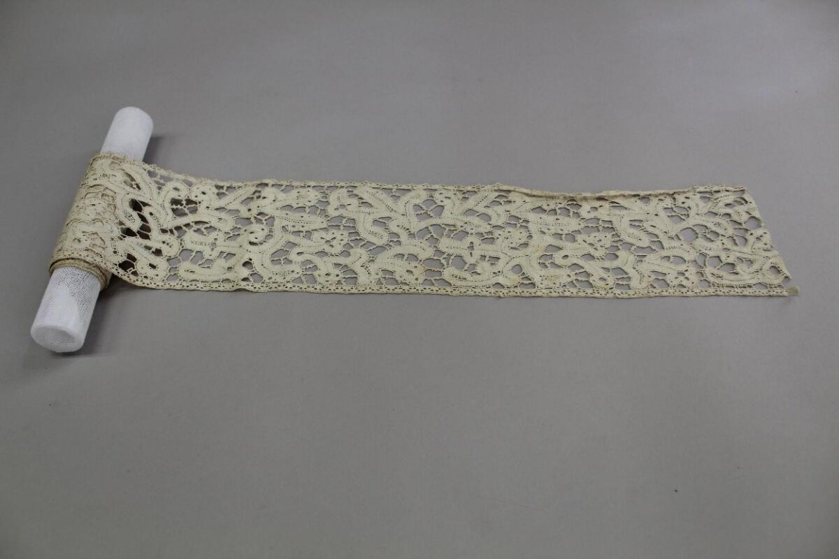 Unrolled Off-white Lace Trim