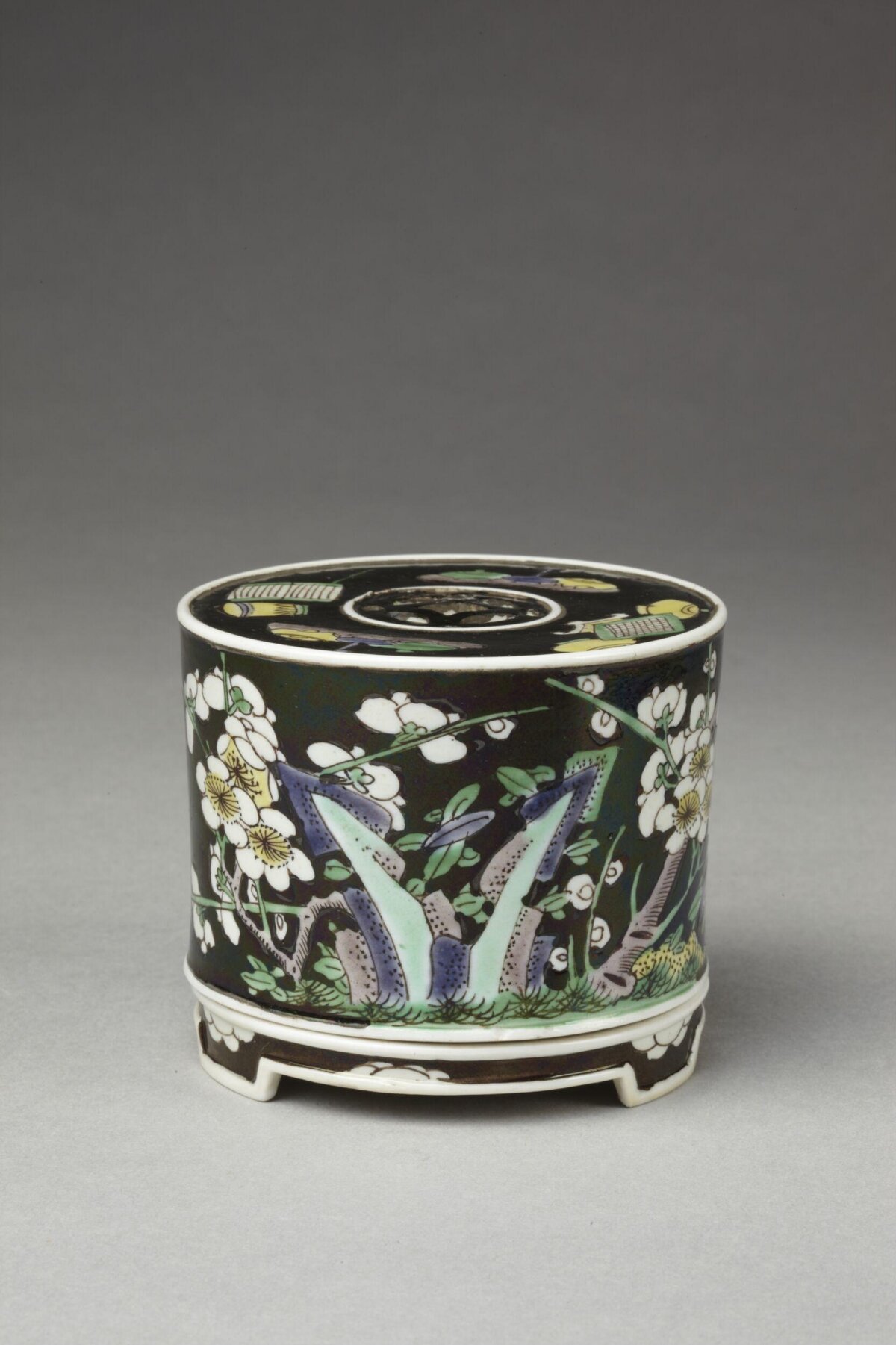 Black-ground Porcelain Plum Blossom Jar