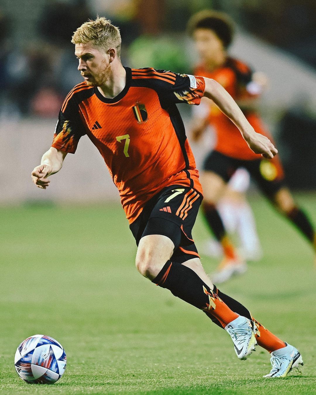 Kevin De Bruyne Dribbling in Football Match