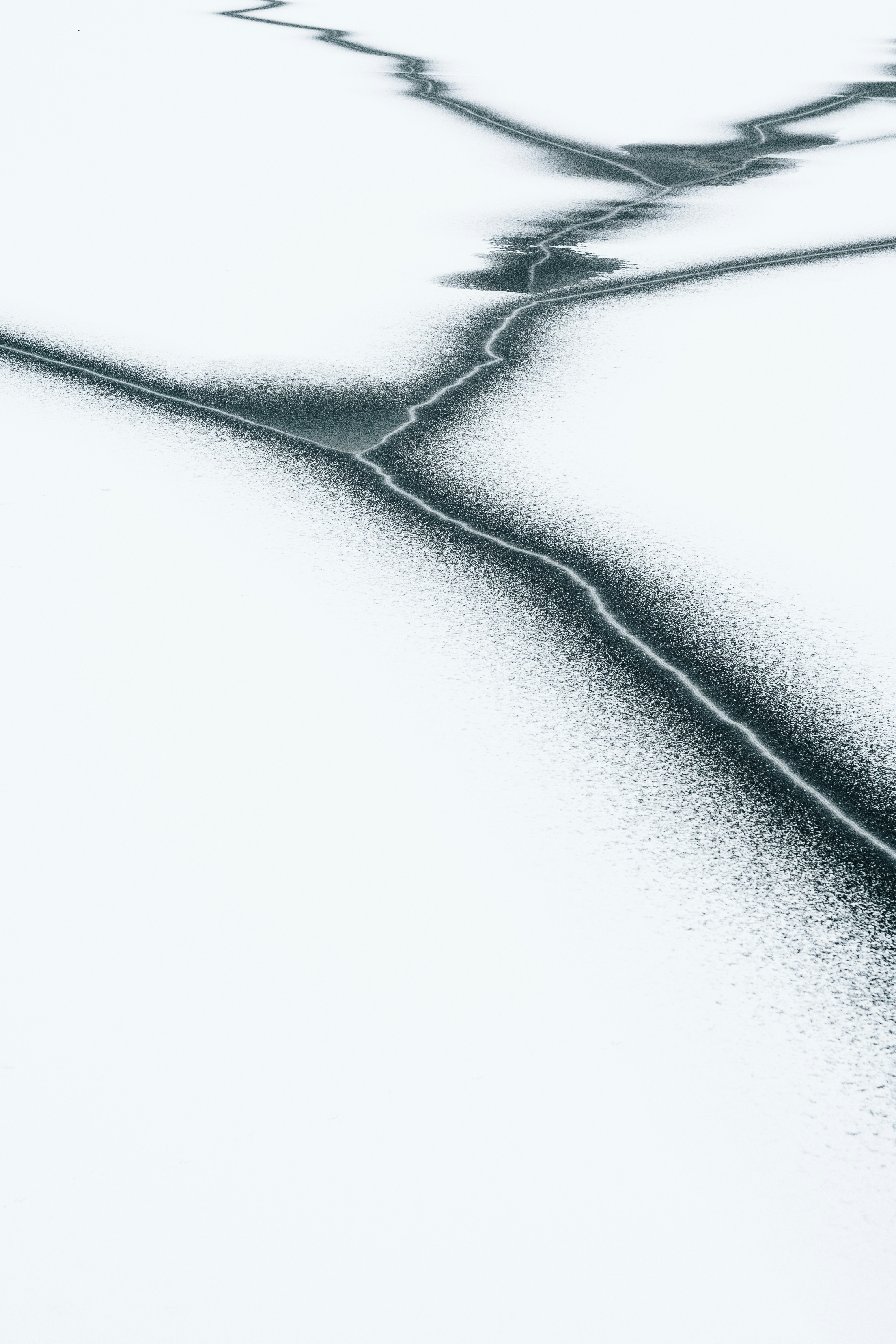 Branching Cracks on Ice