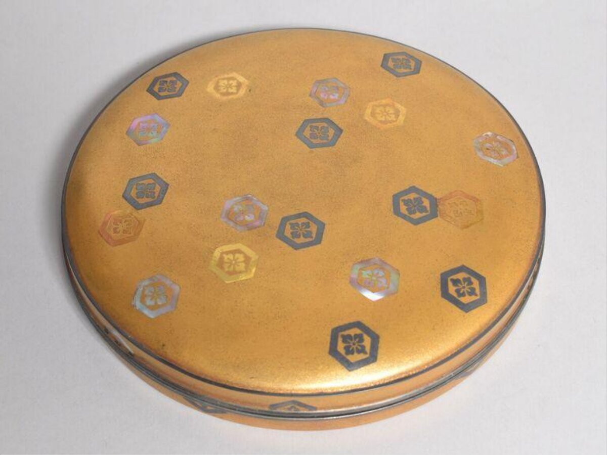 Round Gold Lacquer Box with Patterns