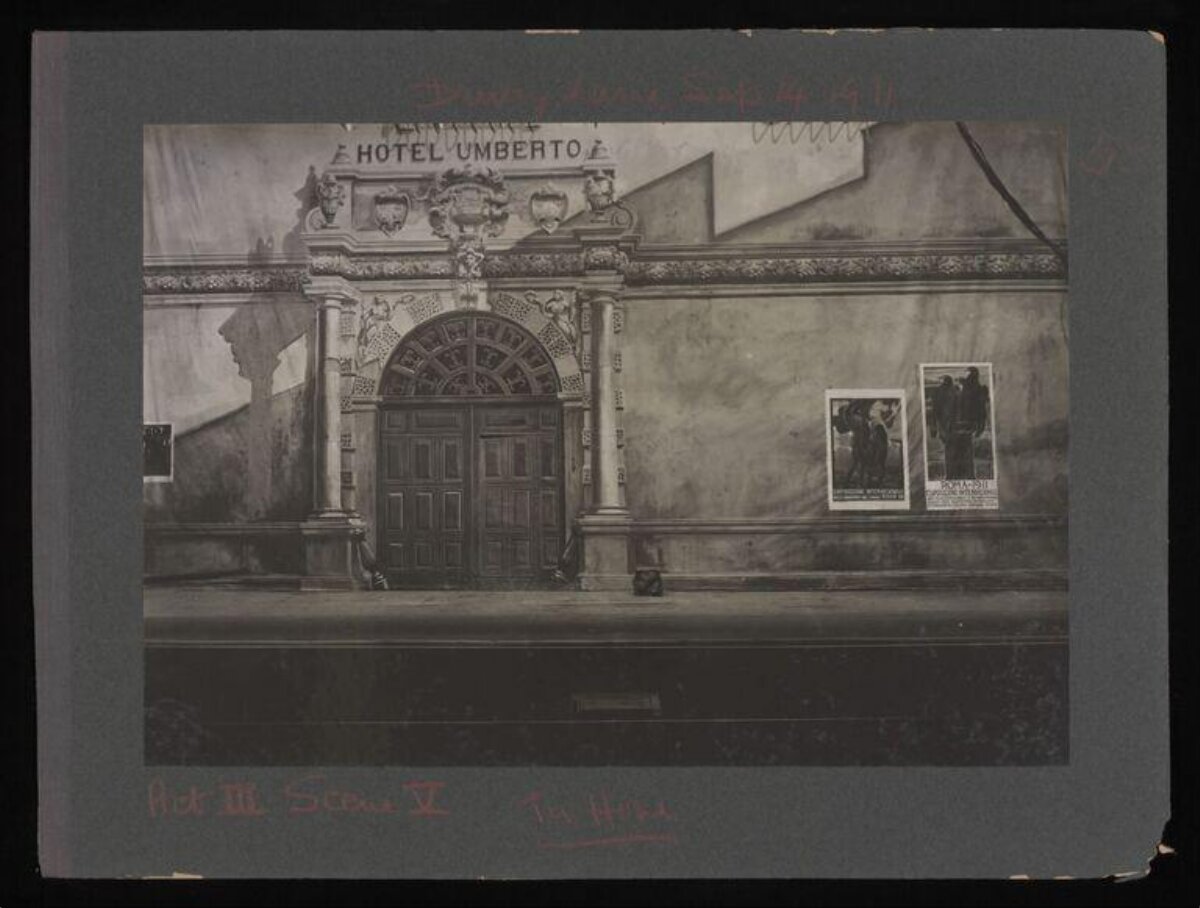 Vintage Hotel Umberto Entrance