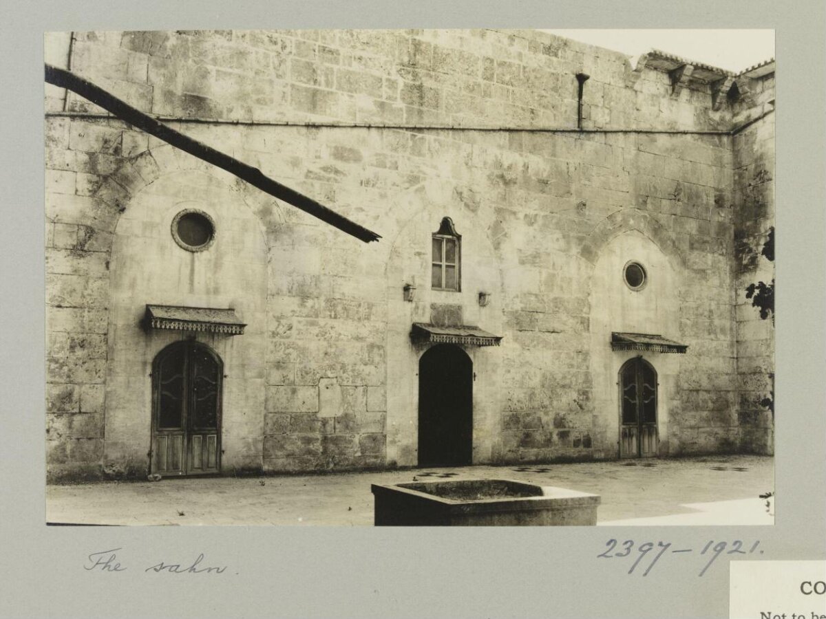 Vintage Sahn Courtyard View
