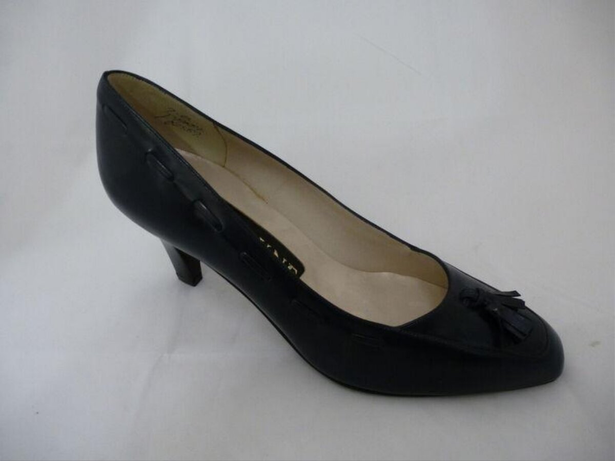 Black Leather High Heeled Pump